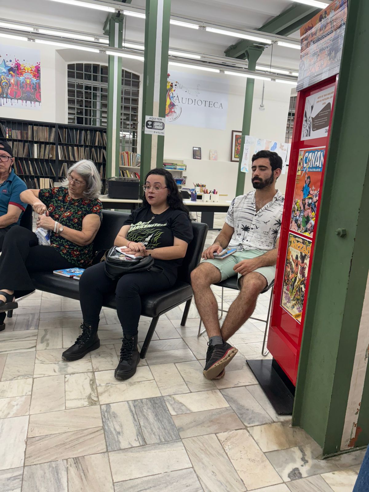 Participantes durante o primeiro encontro do Clube de Leitura Retícula, realizado na Gibiteca Álvaro de Moya